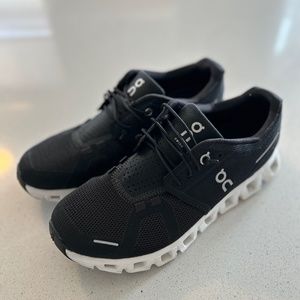 Women’s On Running Cloud 5 Size 6